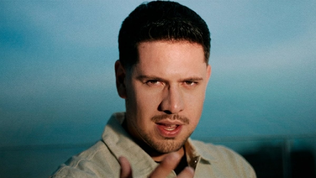 Siento es el segundo sencillo del próximo EP del artista. El videoclip fue grabado en Quito.
