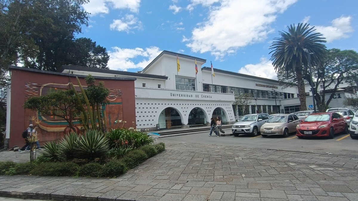 El rector de la Universidad de Cuenca convocó a un diálogo para analizar la situación del docente.