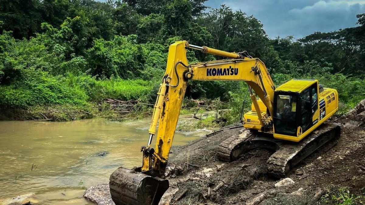 Una máquina trabaja para limpiar la zona y minizar el efecto de las inundaciones.