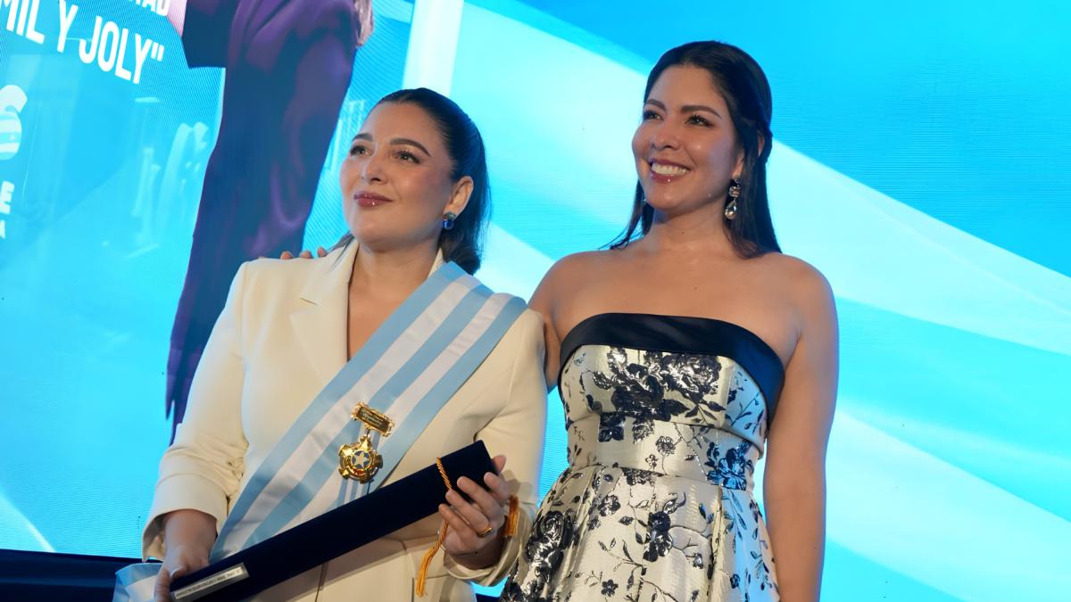 La distinción destaca su aporte al liderazgo empresarial y al impulso de iniciativas de desarrollo social en Ecuador.