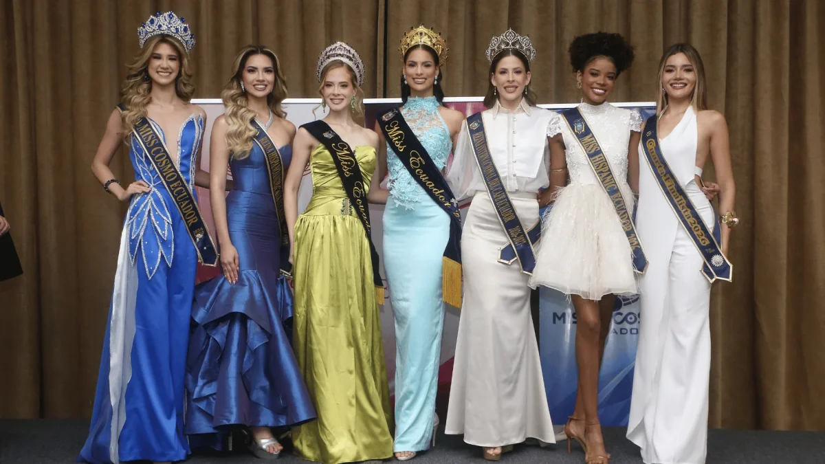 Durante el evento se entregaron bandas a finalistas y semifinalistas de Miss Ecuador 2026, quienes representarán al país en varios certámenes de belleza.