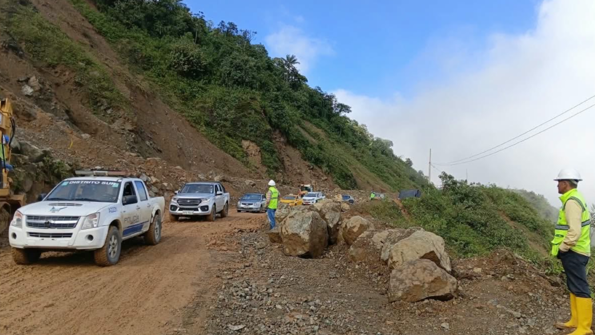 Equipos de emergencia y maquinaria trabajaron en la remoción de escombros para restablecer la circulación en las vías afectadas por las intensas lluvias.