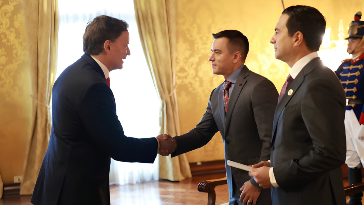 La entrega de credenciales marcó el inicio formal de sus funciones diplomáticas en Ecuador.