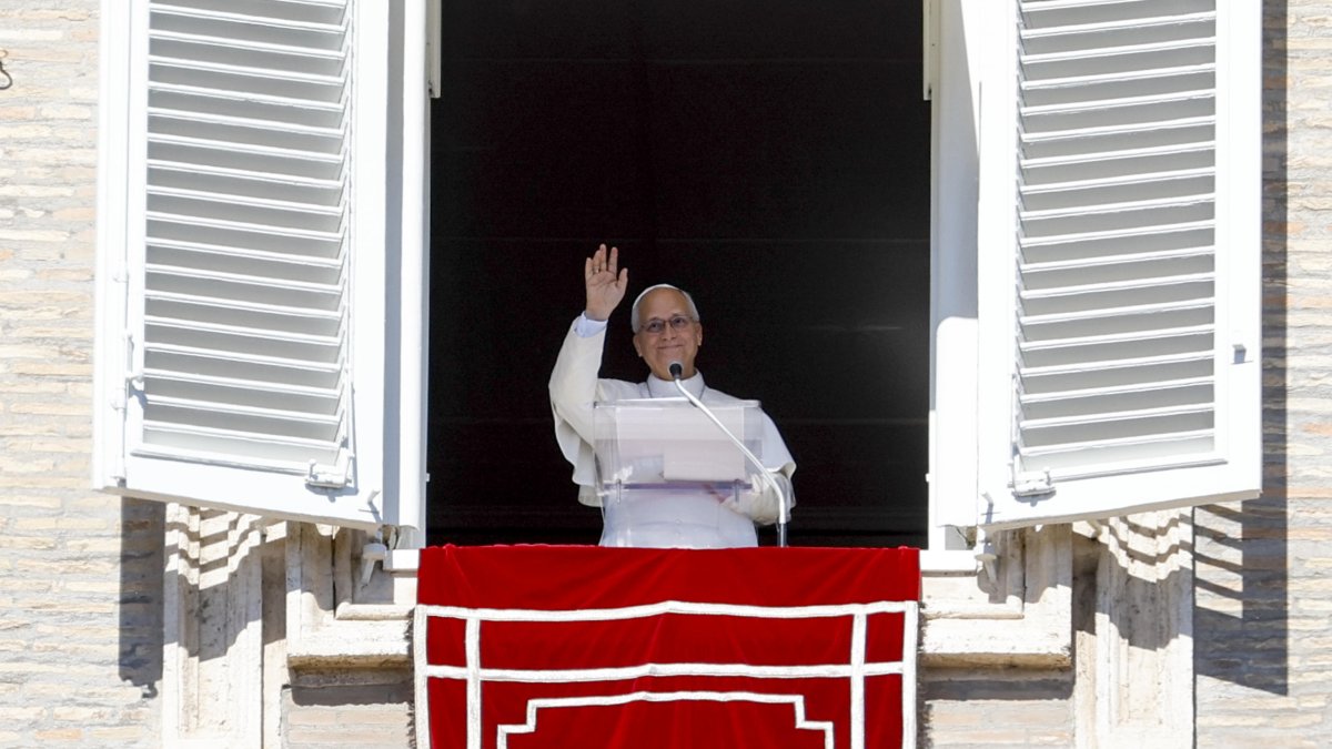 El Papa León XIV dirige el rezo del Ángelus desde la ventana de su despacho con vistas a la Plaza de San Pedro, en la Ciudad del Vaticano, el 11 de octubre de 2026.