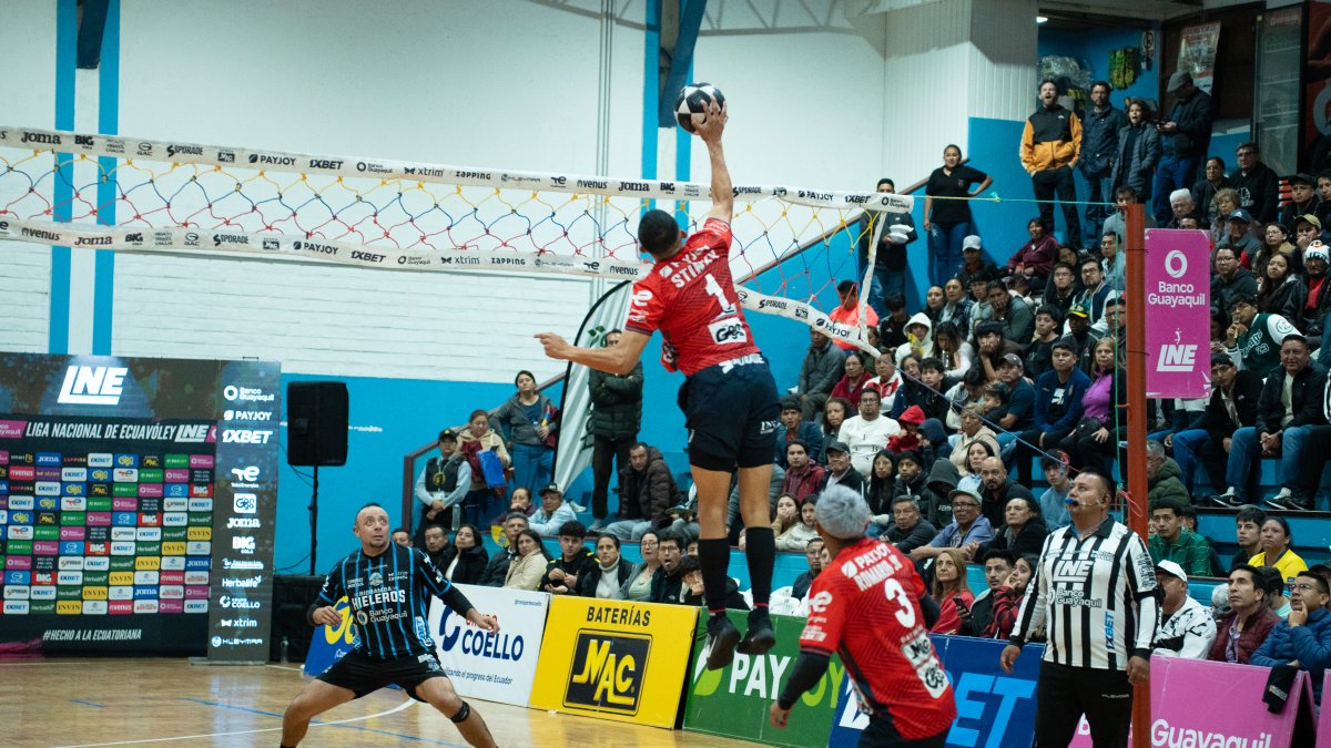 Quito Granaderos ganó su partido a Hieleros, pero depende de los resultados en la división sur para meterse al repechaje.