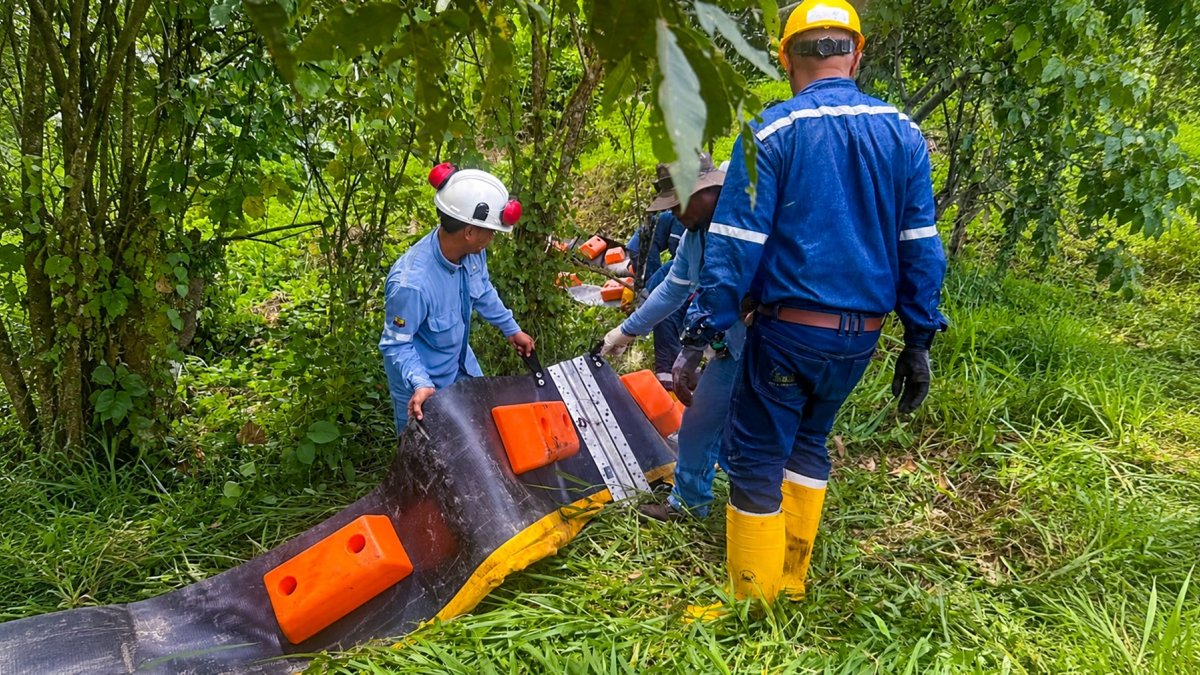 Petroecuador ejecuta trabajos de contingencia tras una fuga de crudo en el SOTE, en Quinindé, Esmeraldas.
