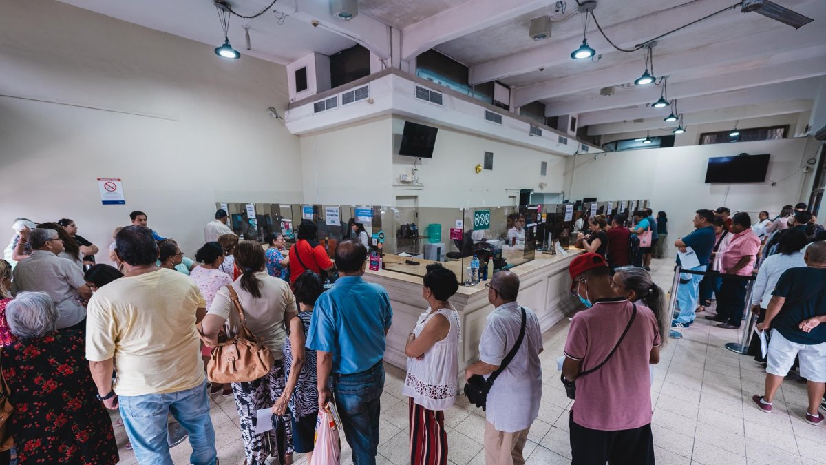 Usuarios en las oficinas de servicio del Palacio Municipal de Guayaquil.