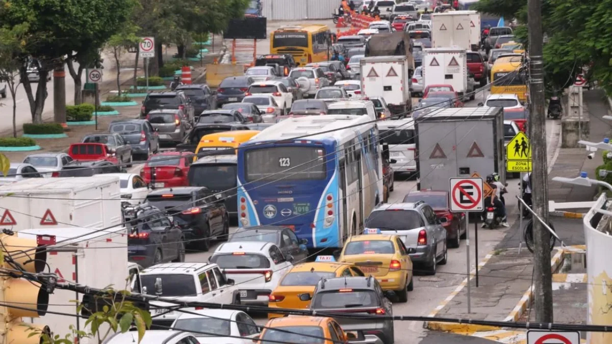 Aún se puede observar una obra en la avenida Juan Tanca Marengo, norte de Guayaquil.