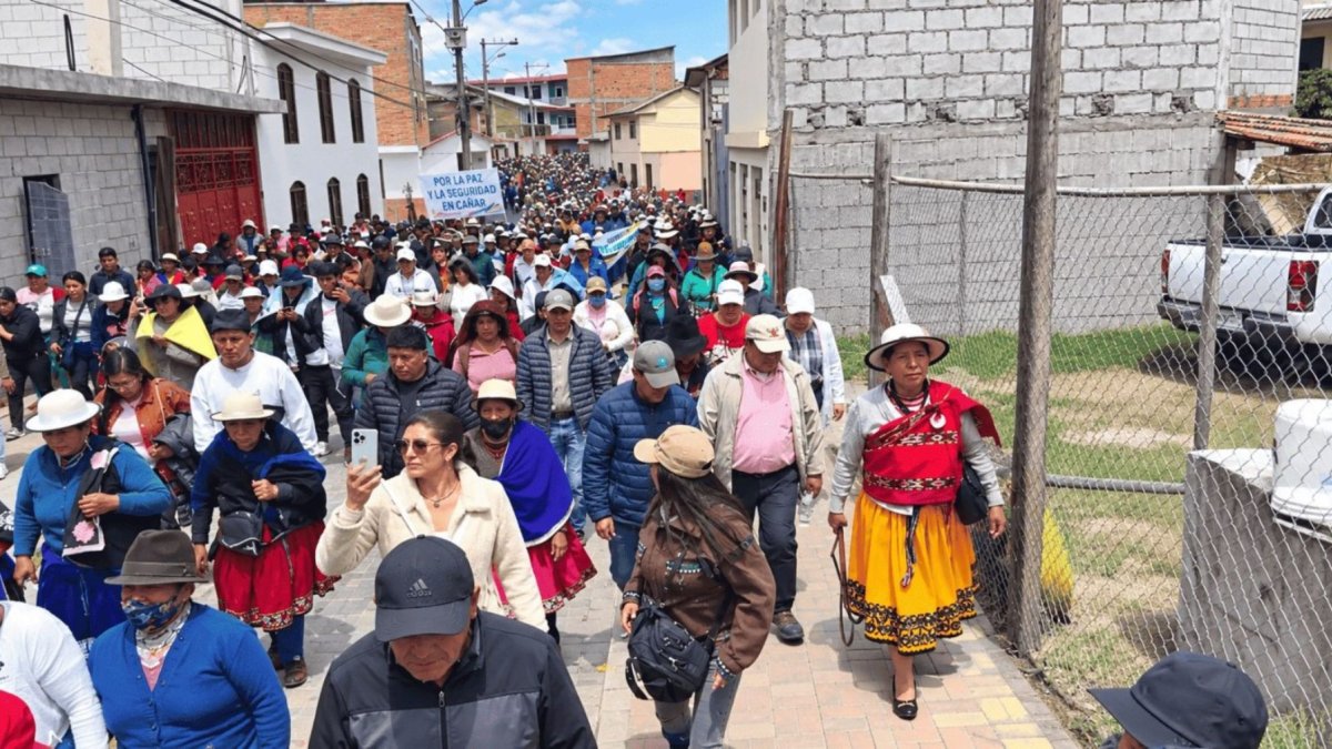 Comunidades marcharon el 12 de octubre en Cañar por extorsiones y amenazas a comerciantes.