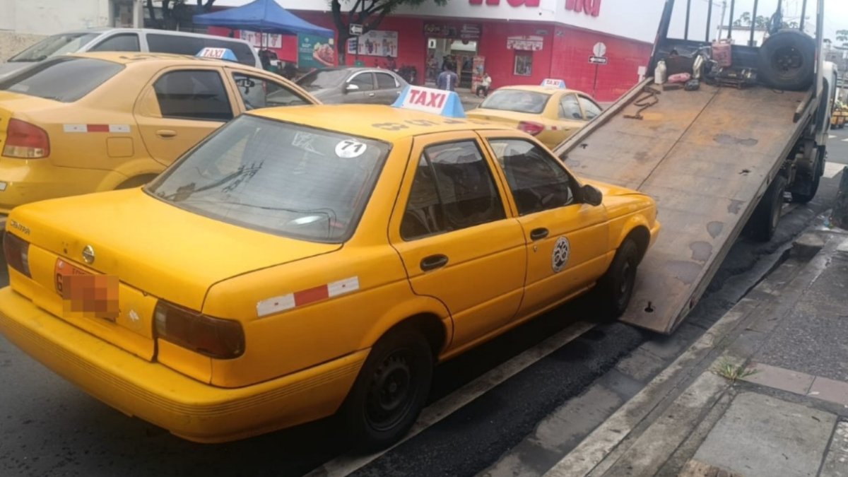 ATM retiene taxi denunciado en redes por circular con placa ilegible.
