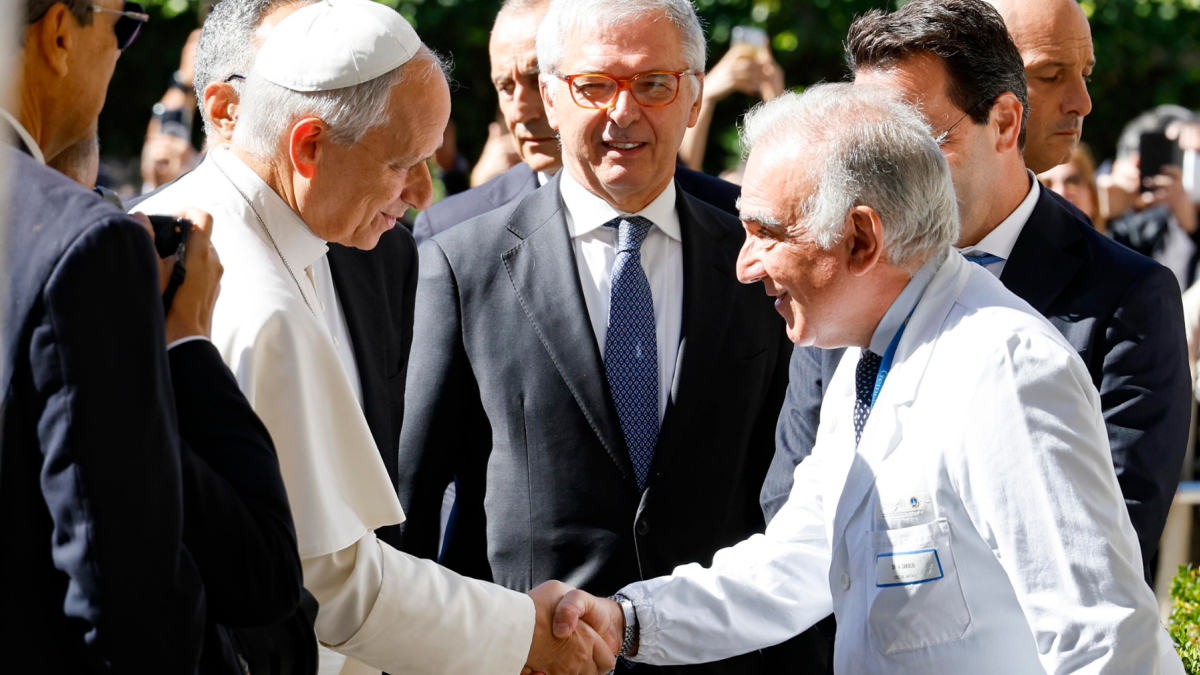 El papa León XIV (izquierda) fue recibido por el médico Andrea Cambieri, quien encabeza el equipo que lo operará.