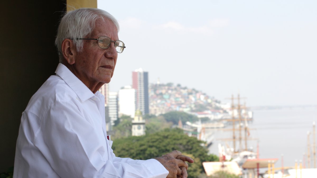 Carlos Eduardo Jaramillo Castillo, poeta y abogado lojano reconocido por su trayectoria literaria y ganador del Premio Nacional Eugenio Espejo.