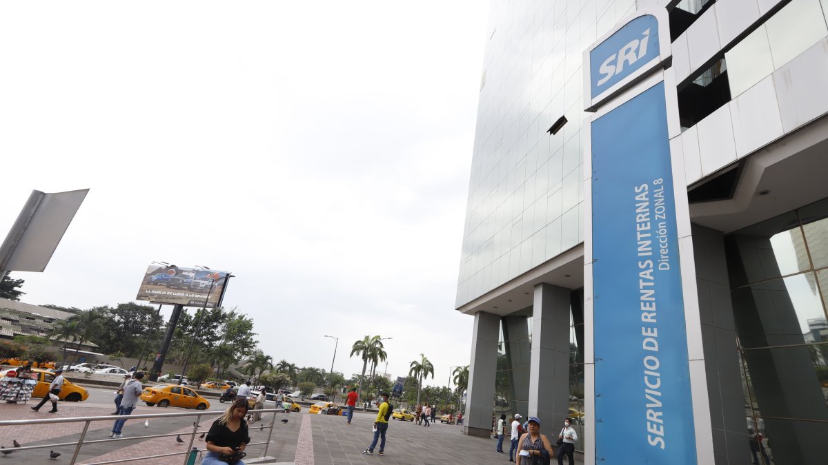 El edificio del Servicio de Rentas Internas en la avenida Orellana, en Guayaquil.