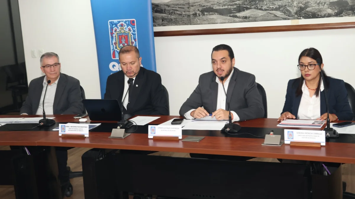 El Secretario de Seguridad, Gustavo Chiriboga, y directores de otras entidades municipales, durante una rueda de prensa este 13 de octubre de 2026.