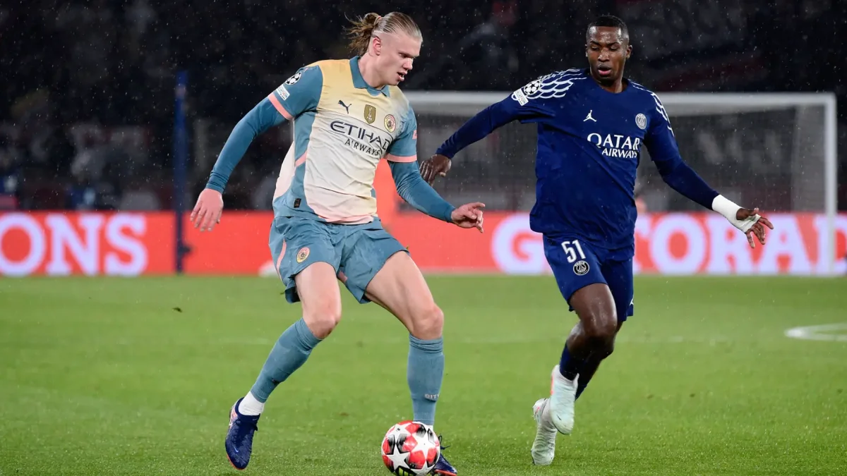 Erling Haaland (i) y Willian Pacho (d) se enfrentaron en enero de 2025, por la Champions, con triunfo del PSG.