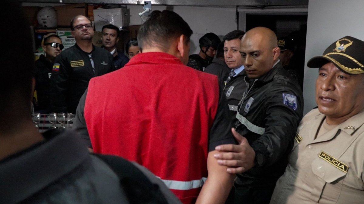 Tres funcionarios son investigados por presunta venta de puestos en Educación.