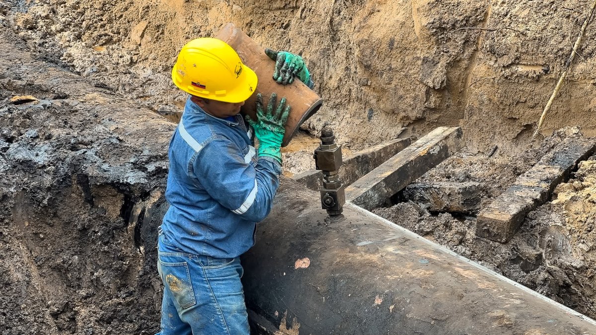 Personal de Petroecuador ejecuta trabajos de contención, limpieza y recuperación del crudo derramado en el SOTE, en Quinindé, Esmeraldas.