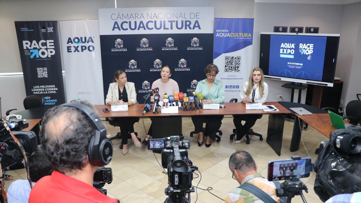 Reprensastes de la Cámara Nacional de Acuacultura anuncian AquaExpo International 2026.