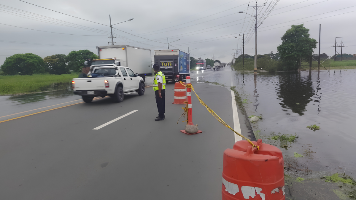 Las fuertes lluvias anegaron calles y vías de Babahoyo, afectando la movilidad de habitantes y transportistas.