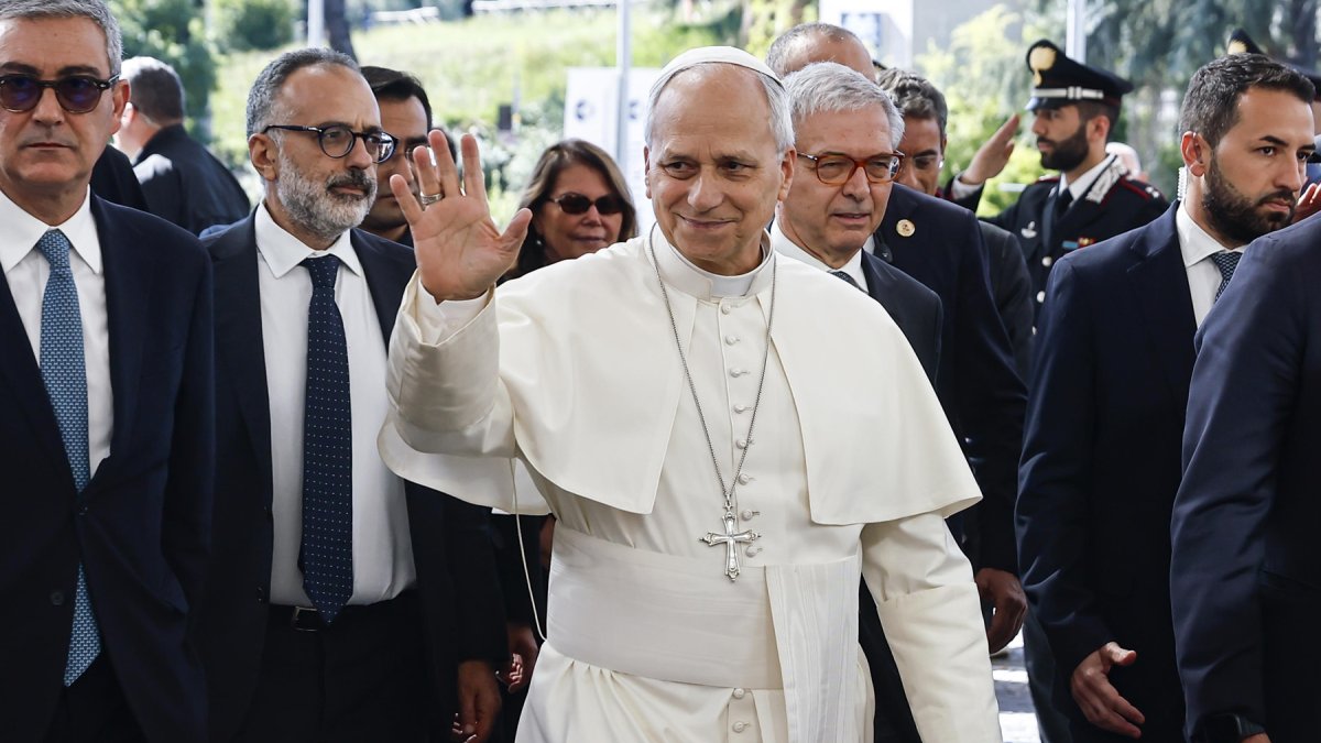 Fotografía del papa León XIV (C) llegando al Hospital Universitario Agostino Gemelli de Roma, Italia.