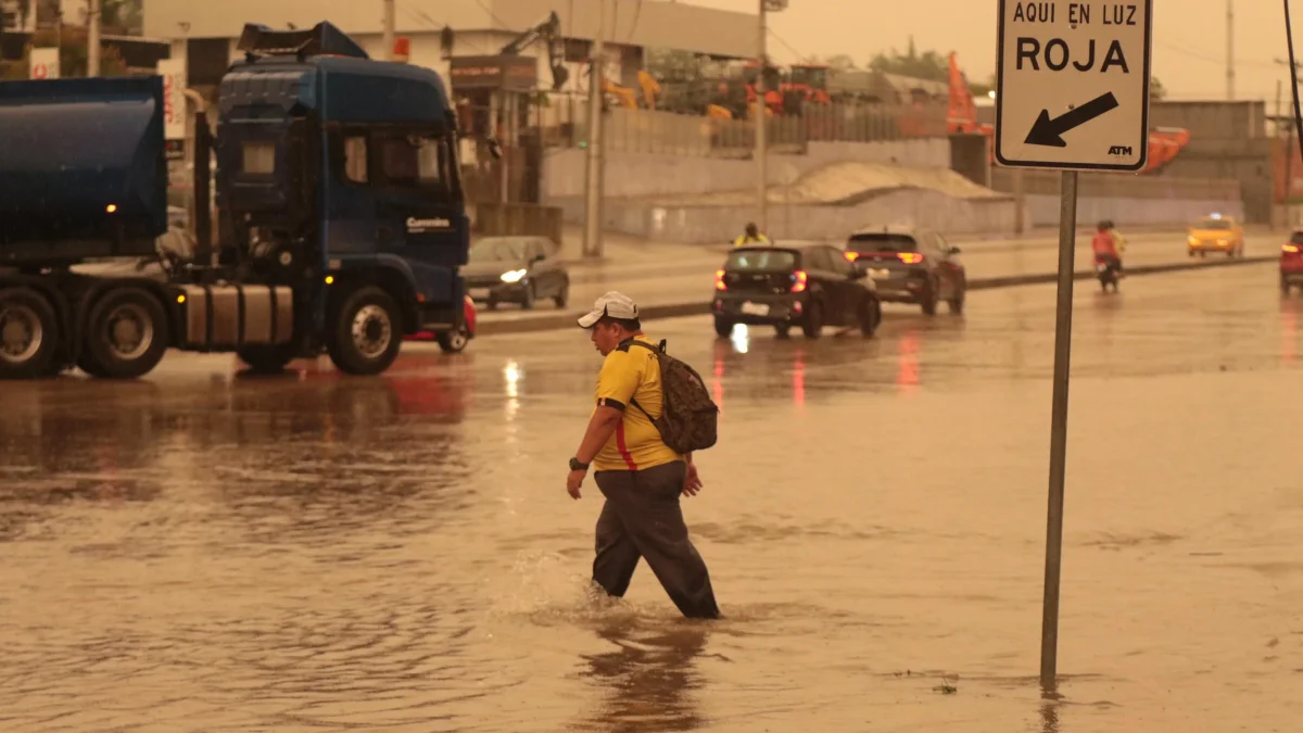 Las lluvias del domingo 11 de octubre provocaron acumulaciones de agua en diferentes sectores del norte de Guayaquil.
