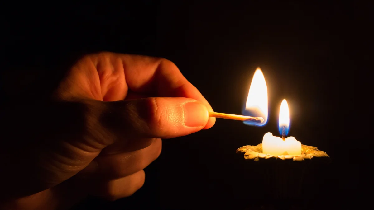 Los cortes imprevistos de electricidad generaron reclamos en distintas ciudades de Ecuador durante la madrugada del 14 de octubre.