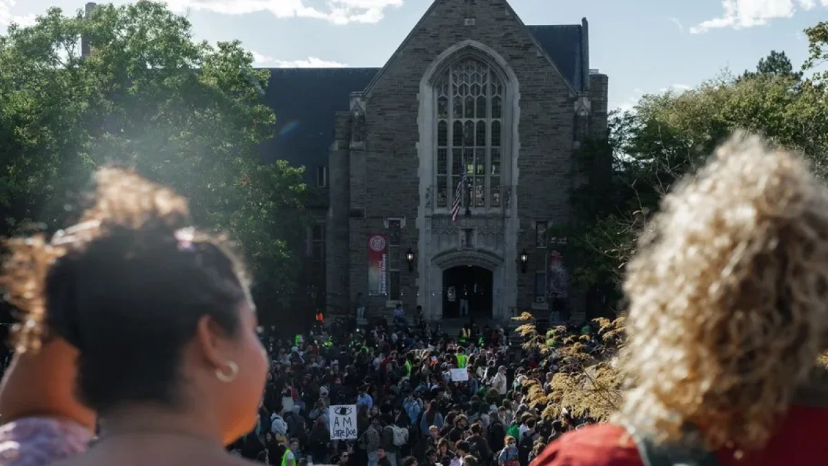 Concentración en la Plaza Ho de la Universidad de Cornell en la que se reclama por el caso sobre la violación grupal de una estudiante en 2024.