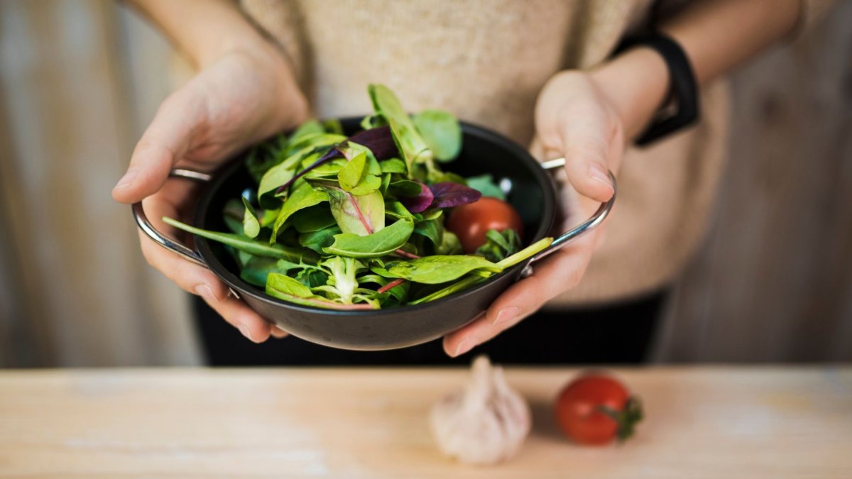La espinaca aporta hierro, aunque otros alimentos ofrecen mayores cantidades
