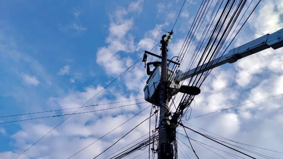 Desde la semana pasada, usuarios han alertado sobre cortes de luz en varios sectores de Quito.