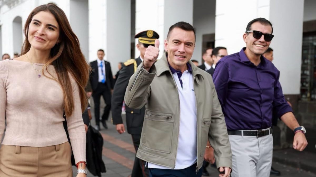 El presidente Daniel Noboa junto a los candidatos de ADN a la Alcaldía de Quito, Harold Burbano (d), y a la Prefectura de Pichincha, Giovanna Ubidia (i).