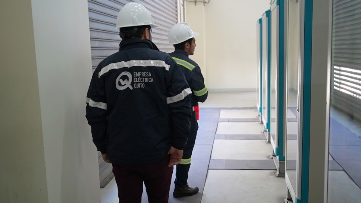 Imagen referencial de trabajadores de la Empresa Eléctrica Quito.