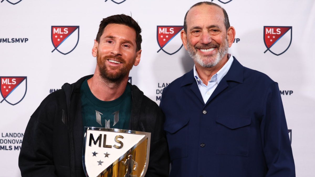 Lionel Messi junto a Don Garber, comisionado de la Major League Soccer.