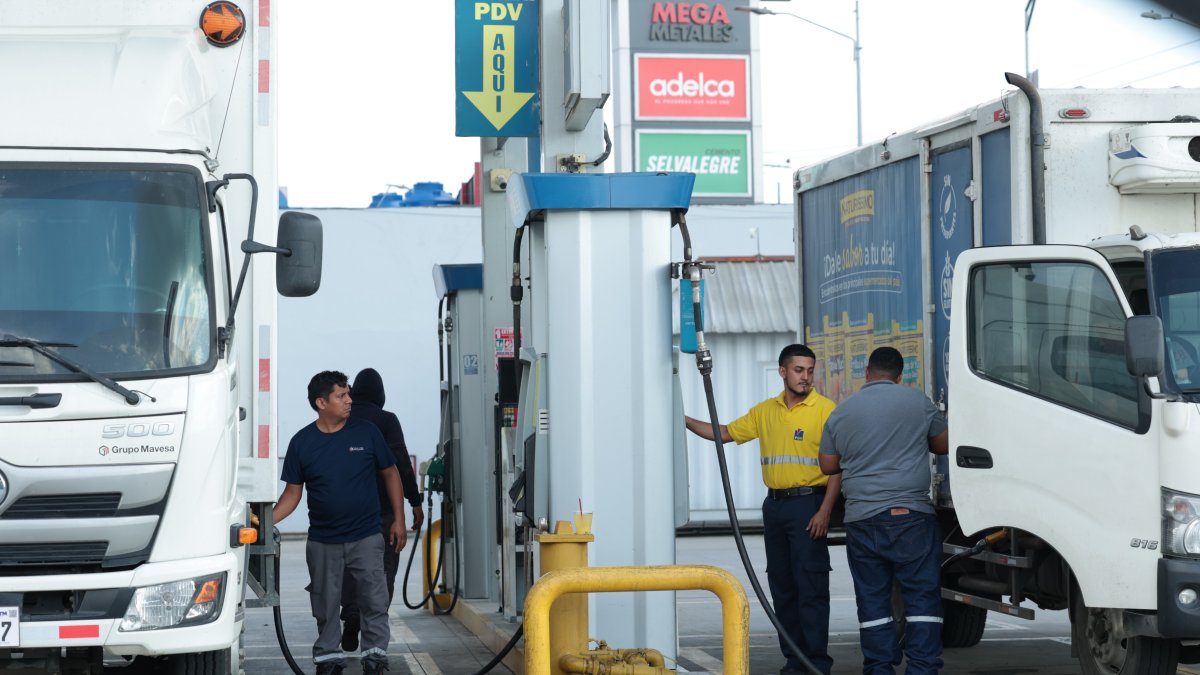Camiones cargan diésel premium para trabajar, en una gasolinera de Guayaquil.