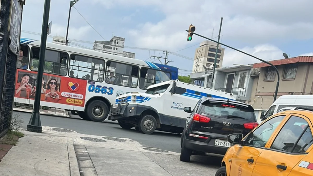 Un camión blindado quedó atrapado en una alcantarilla en las calles Manuel Galecio y Tulcán, en el centro de Guayaquil, luego de que una de sus ruedas se hundiera en la calzada.