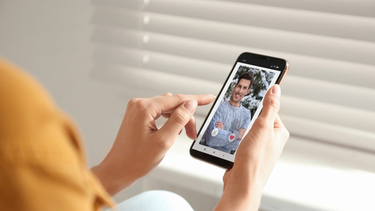 Tinder quedó bajo escrutinio en Estados Unidos por las deficiencias de sus sistemas de inteligencia artificial para detectar perfiles fraudulentos.