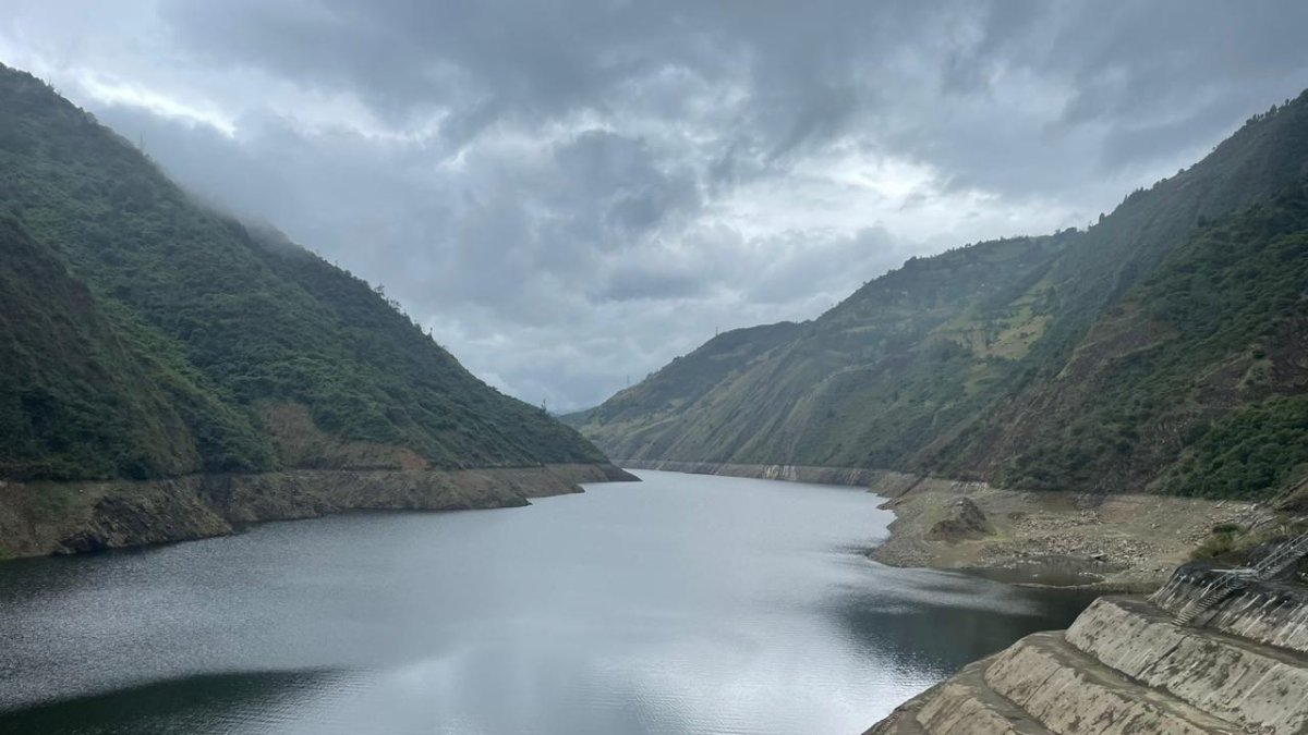 Mazar se mantiene sobre su cota crítica, mientras el bajo nivel del embalse de Amaluza mantiene en emergencia la operación de la central Molino.