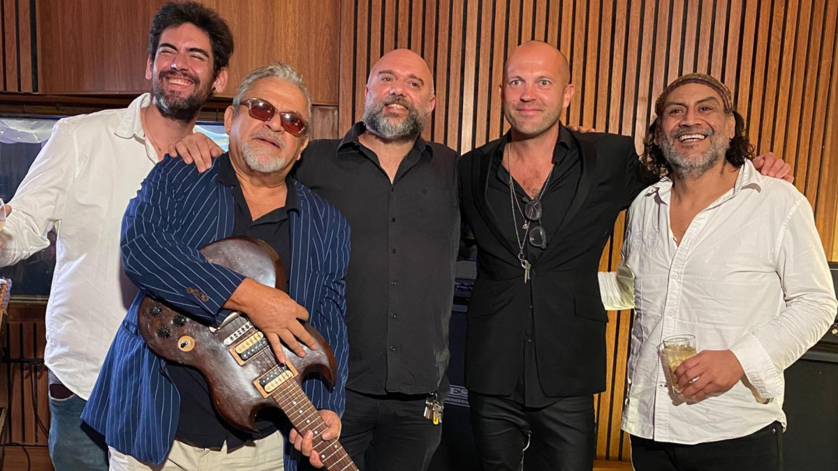 William Solórzano ‘Totah’ y Willy Wong, quienes participarán en el Guayaquil Rock Fest 2026, junto a Héctor Napolitano, Mikko Kosonen, Lucas Napolitano, Carlos Prado y Jaime Carrillo.|
