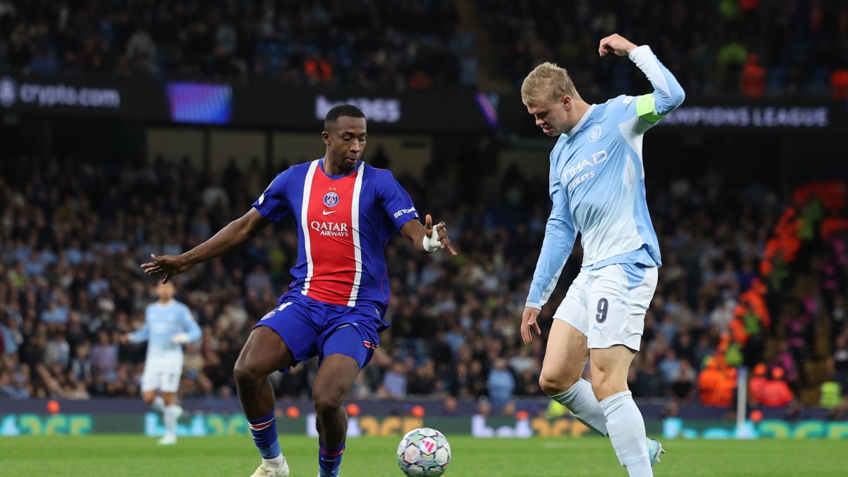 Willian Pacho (i), defensa del PSG, en la marca de Erling Haaland (d), delantero del Manchester City.
