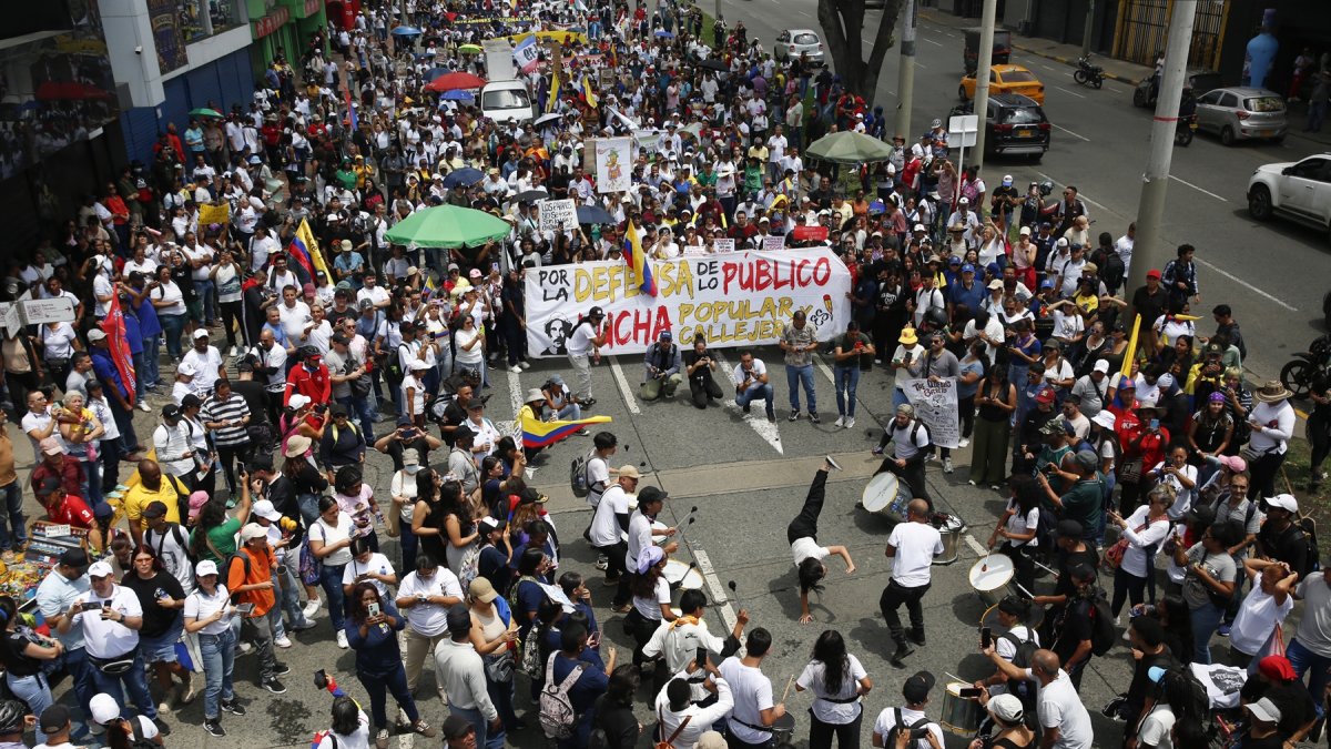 Personas participan en una manifestación contra el Gobierno de Abelardo de la Espriella, este miércoles 14 de octubre, en Cali (Colombia).