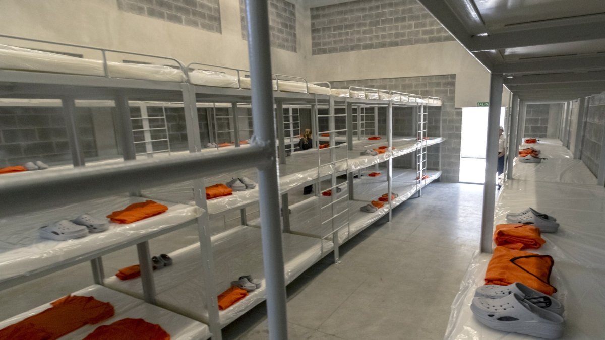 Fotografía que muestra varios uniformes en el Centro de Alta Contención contra el Crimen Organizado (Cacco) este miércoles 14 de octubre, en Alajuela (Costa Rica).