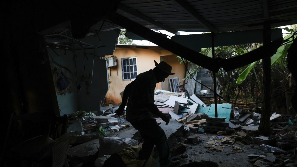 Pedro Frías Castillo camina al interior de su casa este miércoles, donde vivía con su esposa Elena Barría Vargas y que fue afectada por el terremoto de magnitud 7,7, en Macaracas.