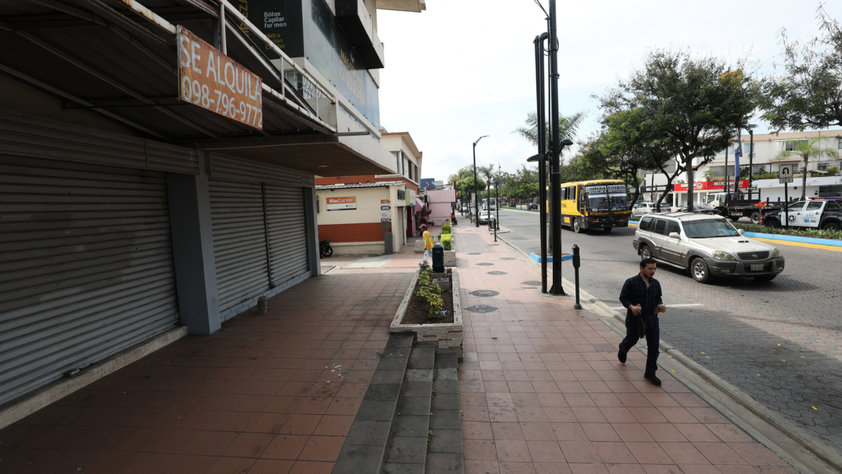 En plena avenida Víctor Emilio Estrada, la principal de Urdesa, hay varios locales desocupados.