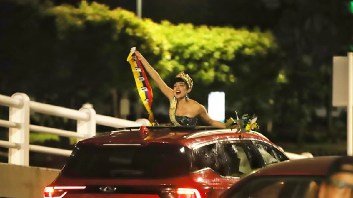Shyare Andrade regresa a Ecuador: la modelo manabita llegó al aeropuerto José Joaquín de Olmedo de Guayaquil tras quedar como primera finalista del Miss Grand International 2026.