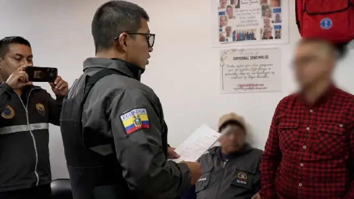 La Fiscalía formuló cargos contra un funcionario del Ministerio de Educación por presunto tráfico de influencias y un juez dictó prisión preventiva en Quito.