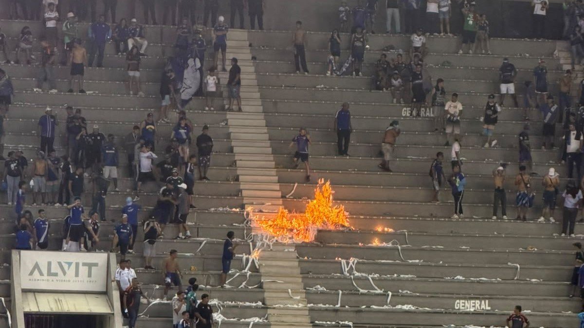 Hinchas de Emelec incendiaron papel picado en las gradas del estadio Christian Benítez.