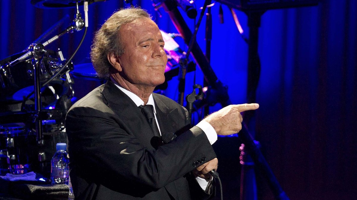 El cantante español, Julio Iglesias, es acusado por extrabajadoras de una supuesta agresión sexual.
