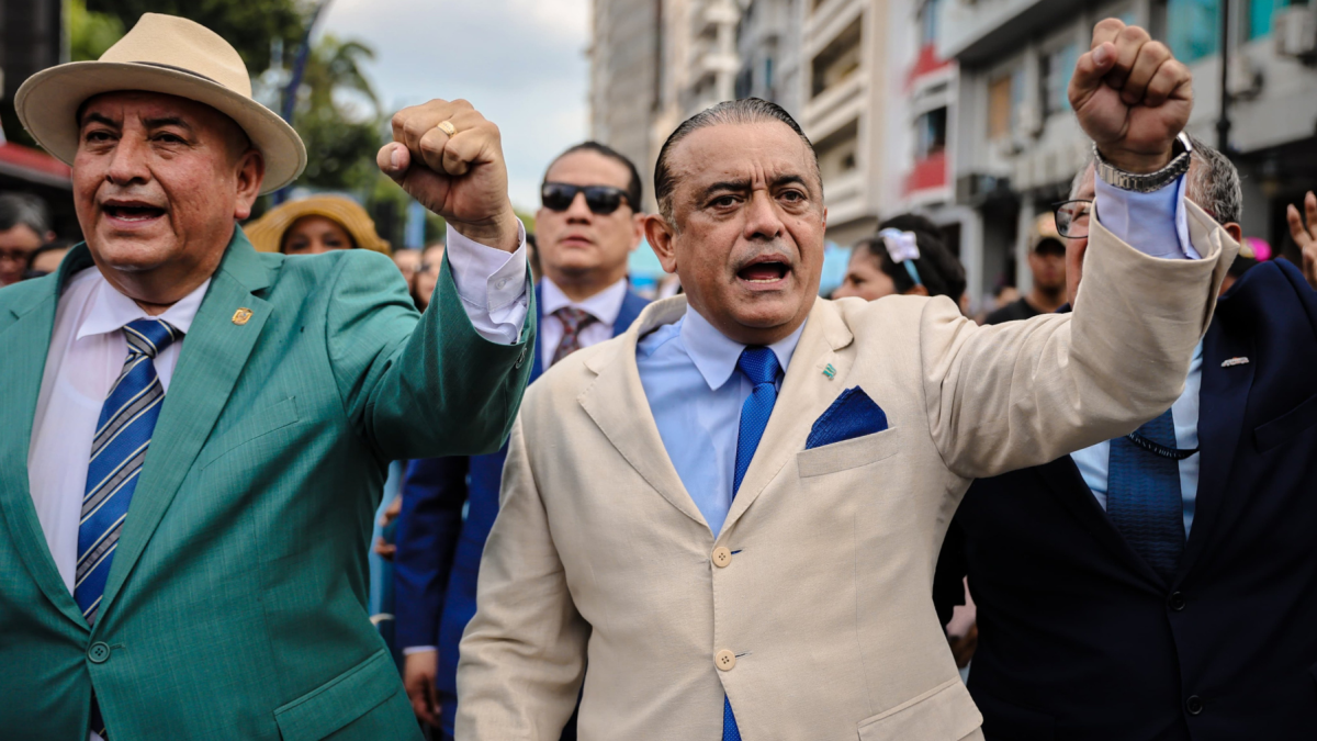 Los concejales de Guayaquil, Manuel Romero (izquierda) y Alberto Cajamarca, durante una marcha en la avenida Malecón.