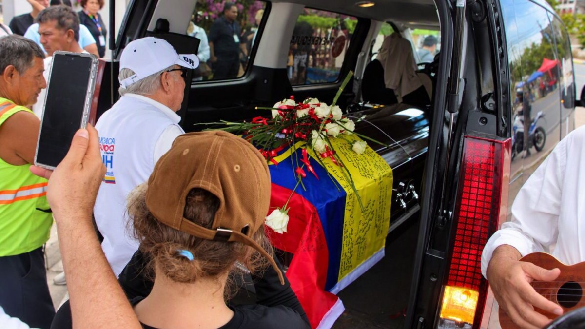 El féretro de Mónika Silva fue cobijado con una bandera de Ecuador.