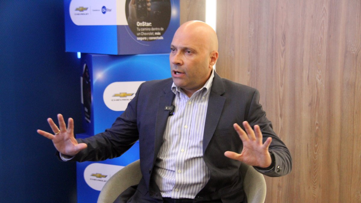 Nos fuimos a las oficinas de General Motors en Quito para conversar con Oswaldo León, Country Manager de la compañía en Ecuador. En esta entrevista analizamos el hito histórico de cumplir un siglo ininterrumpido en el país (1926-2026) y superar el millón de vehículos comercializados.
