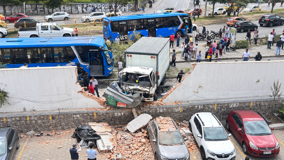 Un camión impactó contra el cerramiento de una propiedad privada en el norte de Quito. El siniestro dejó tres personas heridas y vehículos afectados.